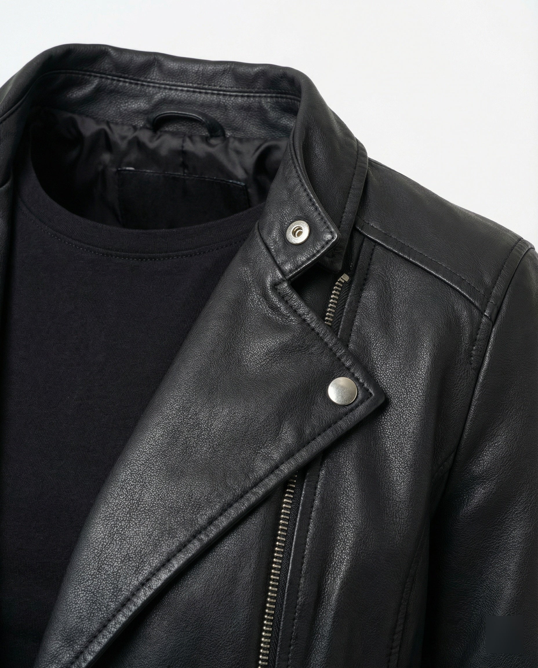 Damen kurz geschnittene taillierte Bikerjacke mit asymmetrischem Reißverschluss gesteppter Ärmelpartie und seitlichen Schnallenbändern R&B