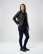 Damen kurz geschnittene taillierte Bikerjacke mit asymmetrischem Reißverschluss gesteppter Ärmelpartie und seitlichen Schnallenbändern R&B