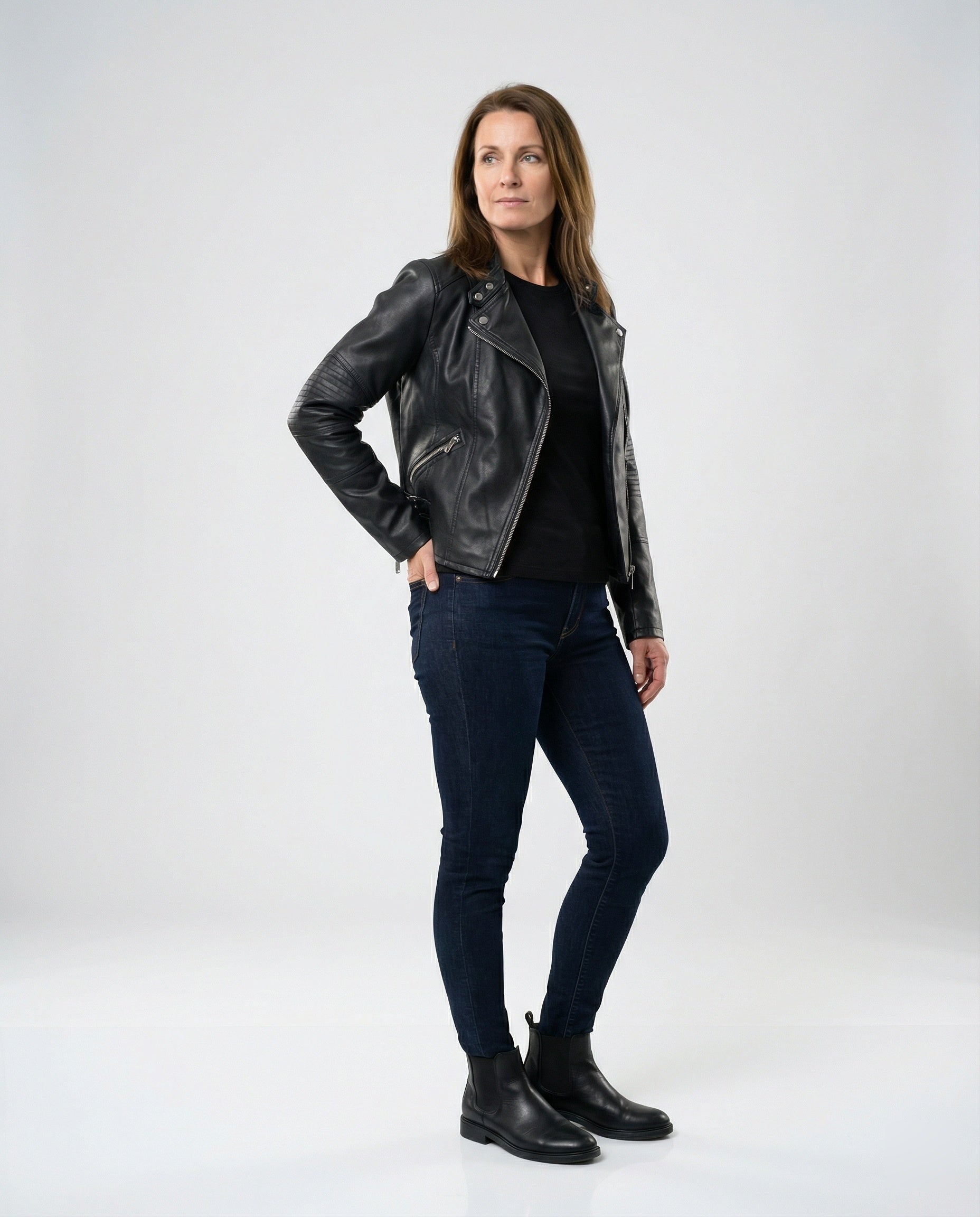 Damen kurz geschnittene taillierte Bikerjacke mit asymmetrischem Reißverschluss gesteppter Ärmelpartie und seitlichen Schnallenbändern R&B