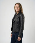 Damen kurz geschnittene taillierte Bikerjacke mit asymmetrischem Reißverschluss gesteppter Ärmelpartie und seitlichen Schnallenbändern R&B
