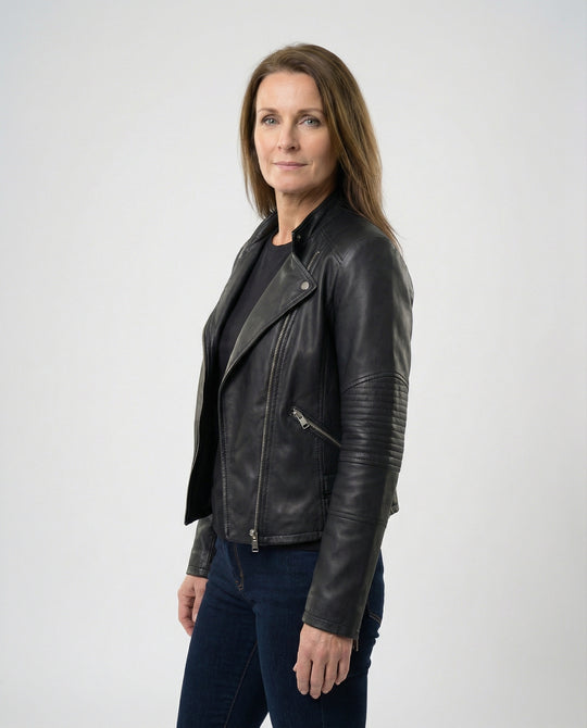 Damen kurz geschnittene taillierte Bikerjacke mit asymmetrischem Reißverschluss gesteppter Ärmelpartie und seitlichen Schnallenbändern R&B