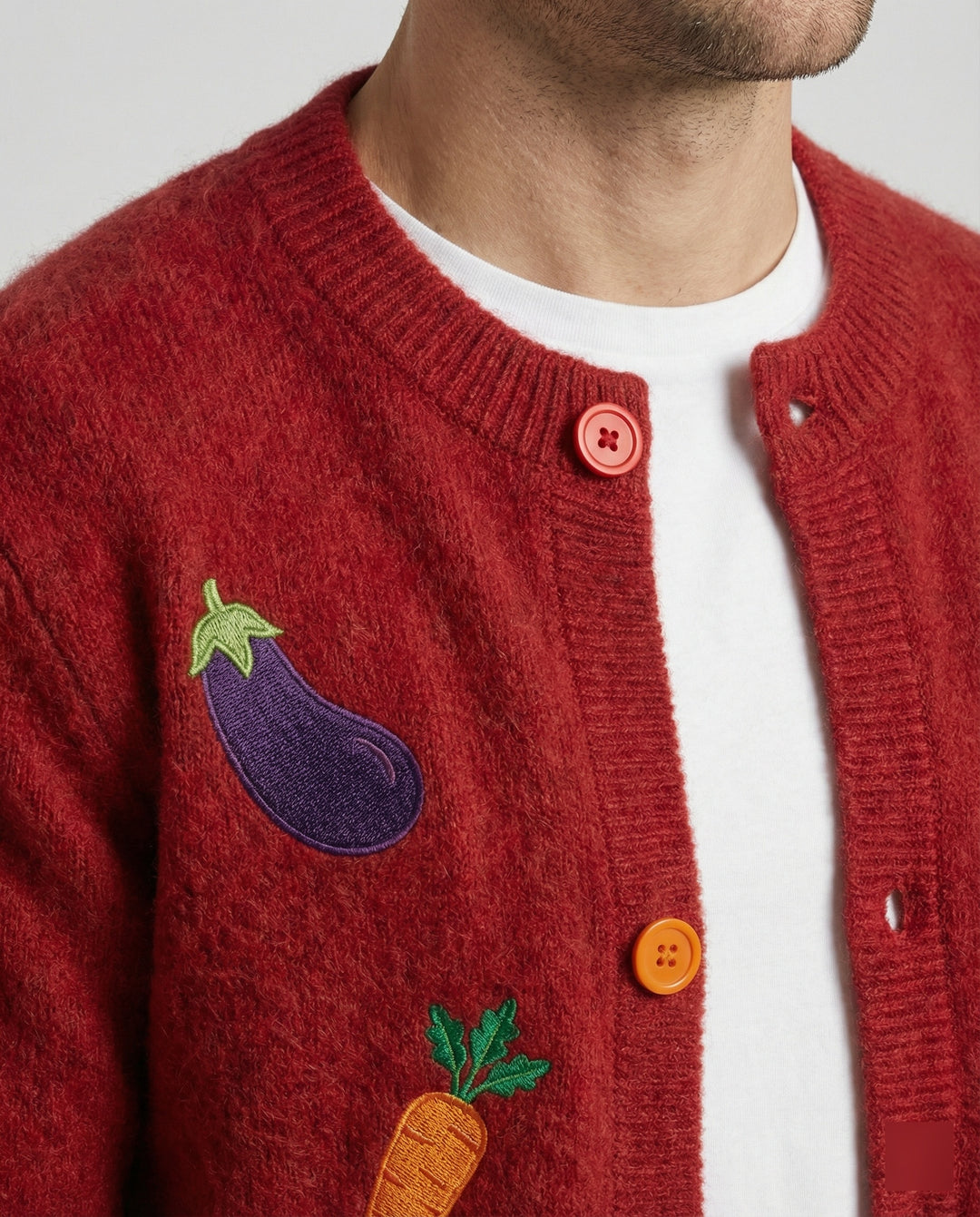 Lässige Retro Strickjacke mit bunten Regenbogen-Knöpfen und feiner Stickerei