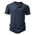 Herren Kurzarm-Henley-Shirt mit strukturiertem Design und modischen Knopfdetails