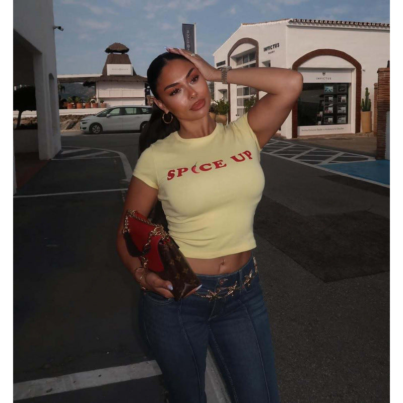 Damen cropped T-Shirt mit modernem Schriftzug und figurbetontem Schnitt R&B