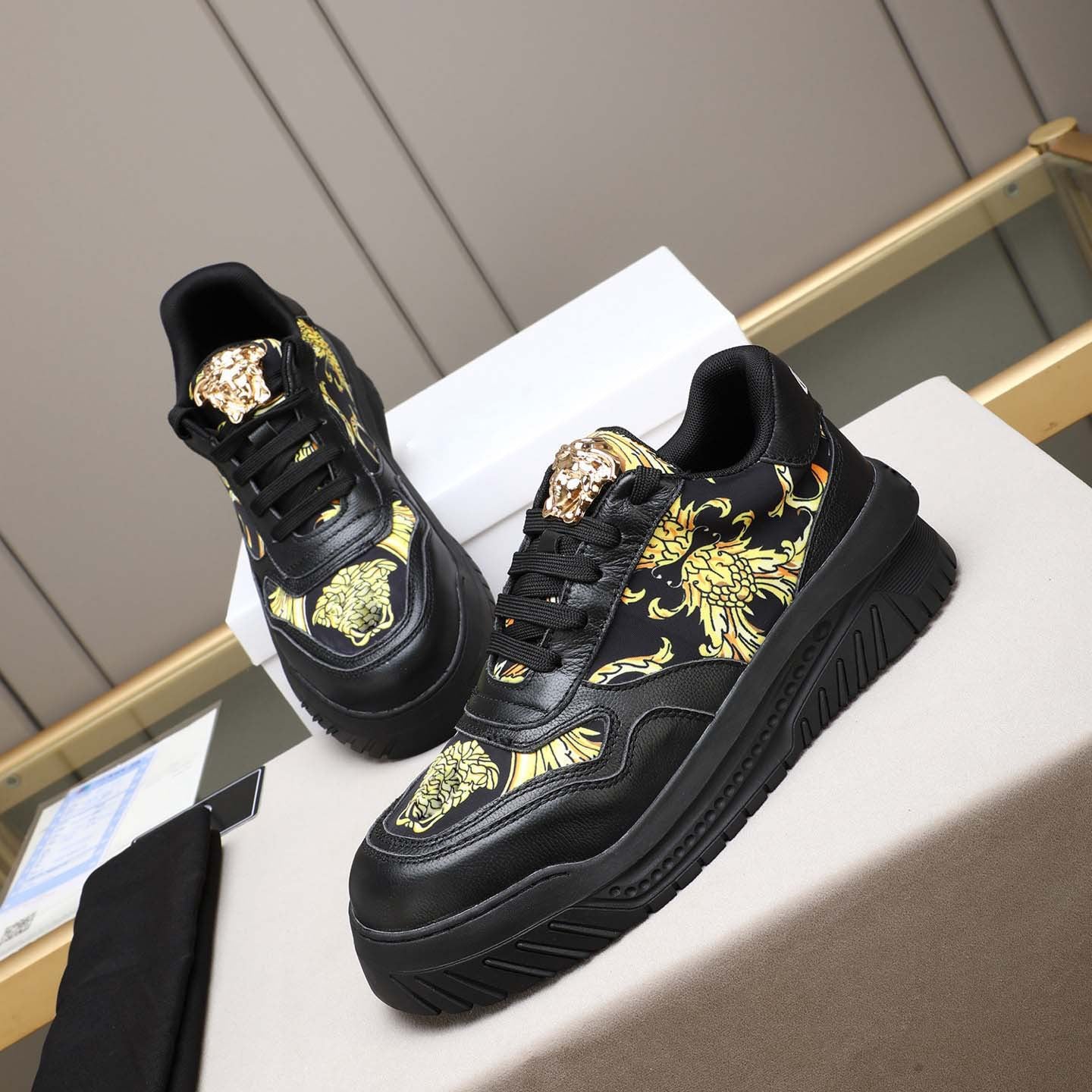 Damen Sneaker im eleganten Design mit floralen Mustern von R&B
