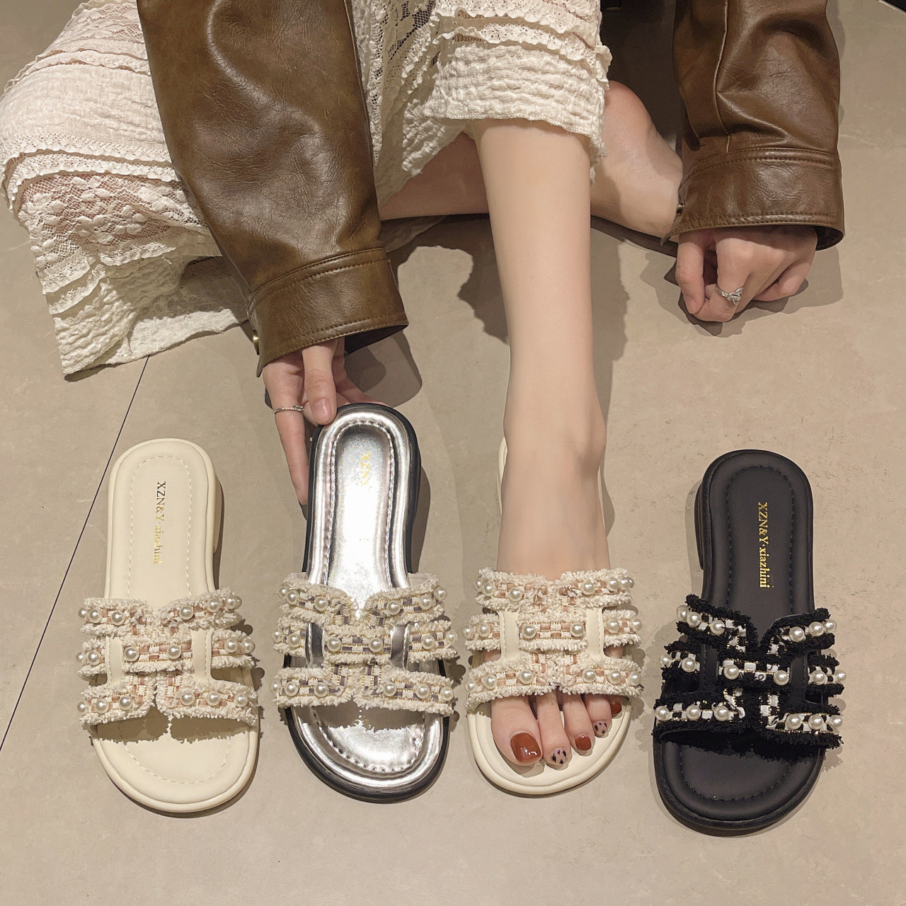 Damen Glamouröse Sandalen mit luxuriösen Perlenapplikationen EB