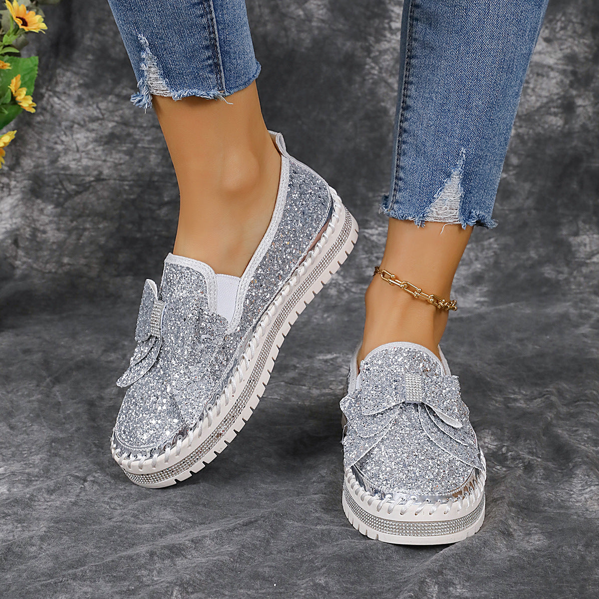 Damen modische Slip-On Sneakers mit glitzerndem Design und auffälliger Schleifenapplikation R&B