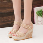 Damen Wedge-Sandalen mit floralem Spitzen-Design und bequemem Fußbett R&B