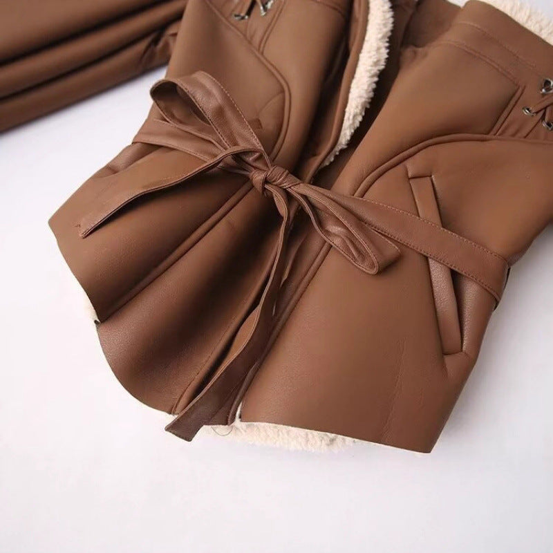 Damen Kunstlederjacke mit warmem Teddyfutter und eleganten Schnürdetails R&B