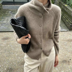 Damen Strickjacke mit hohem Kragen und Knopfverschluss