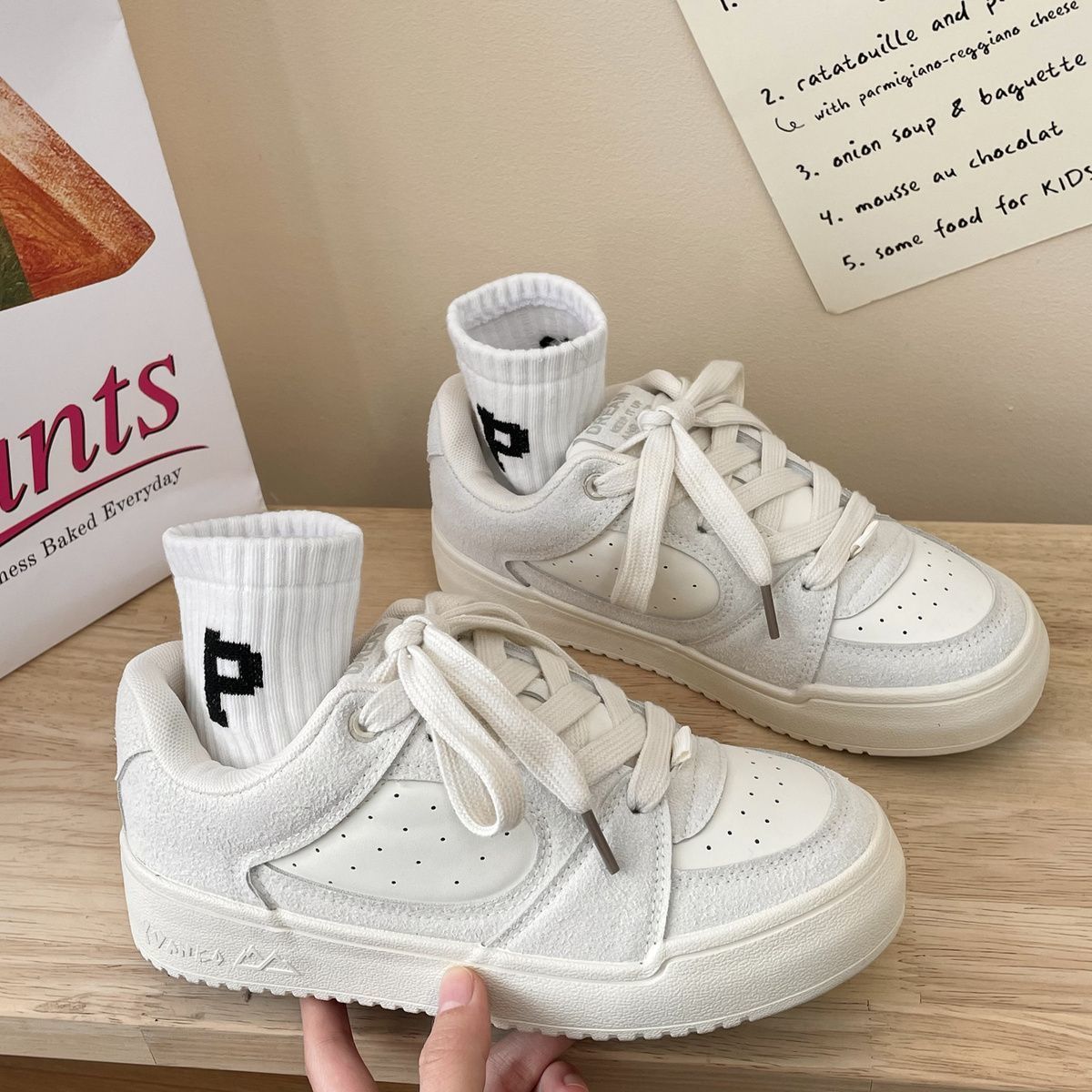 Damen lässige Sneakers mit atmungsaktiver Mesh-Oberfläche und seitlichen Perforationen