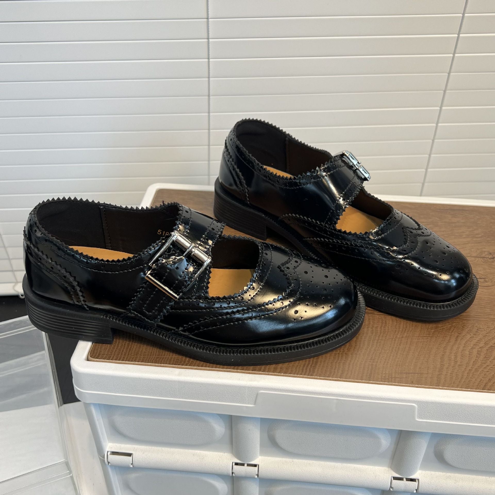Damen Elegante Ballerinas mit modischem Schnallenverschluss und feiner Perforation R&B