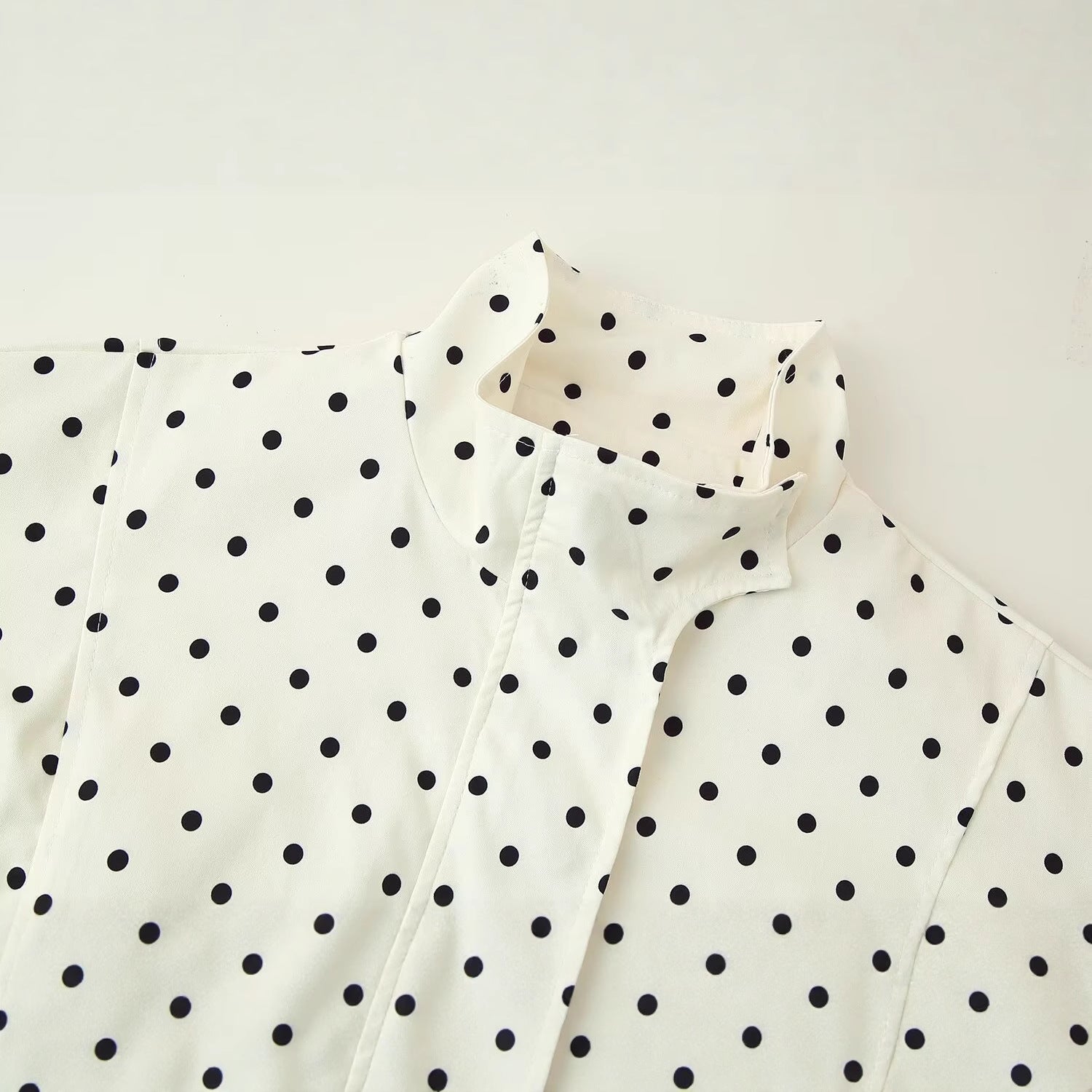 Damen cropped Steppjacke mit modernem Polka-Dots-Design R&B