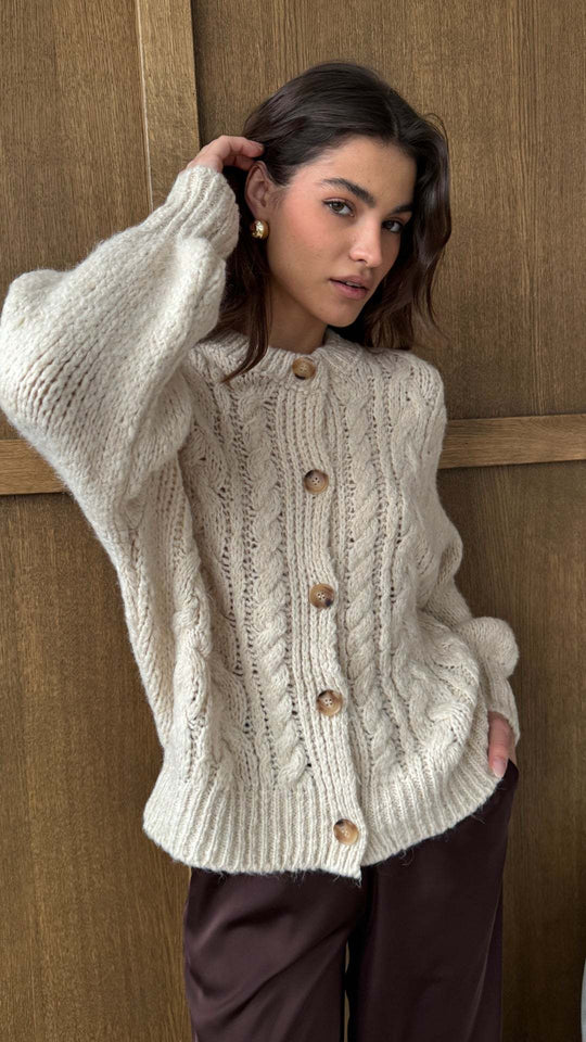 Damen Grobstrickjacke mit eleganter Knopfdetails und voluminösen Ärmeln R&B
