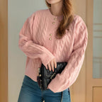 Damen Strickjacke mit eleganter Zopfmusterstruktur und dekorativen Knöpfen R&B