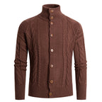 Herren Strickjacke mit klassischem Kabelmuster und hohem Stehkragen