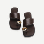 Damen elegante Zehentrenner-Sandalen mit geschwungenem Riemendesign und exklusivem Metallakzent R&B