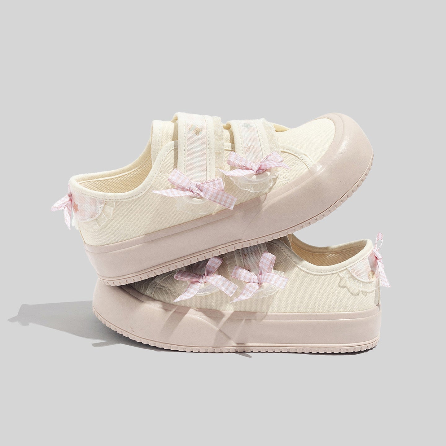 Damen Sneakers mit verspieltem Riemenverschluss und dekorativen Schleifen