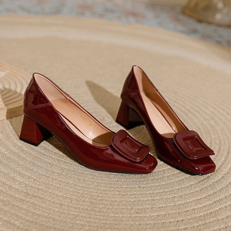 Damen elegante Lackleder-Pumps mit komfortablem Blockabsatz und dekorativer Schnalle