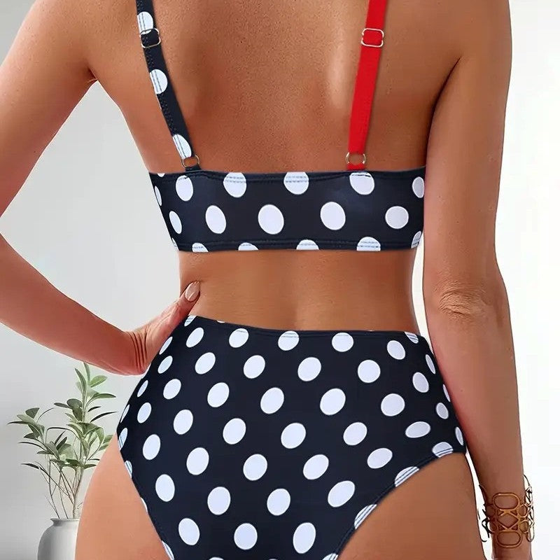 Damen Bikinimodell im modernen Wickelstil R&B