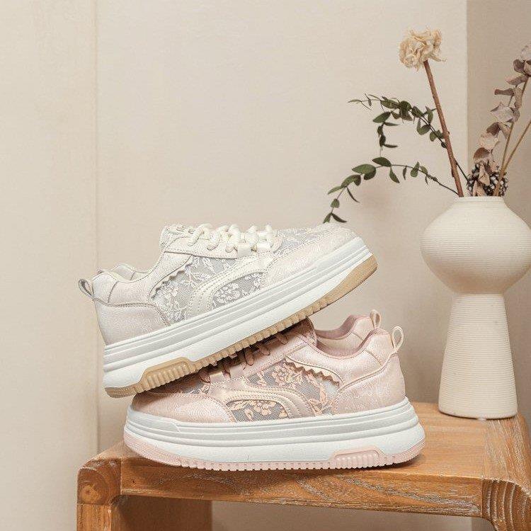 Damen Sneakers mit filigranem Blumenmotiv und gepolsterter Sohle R&B
