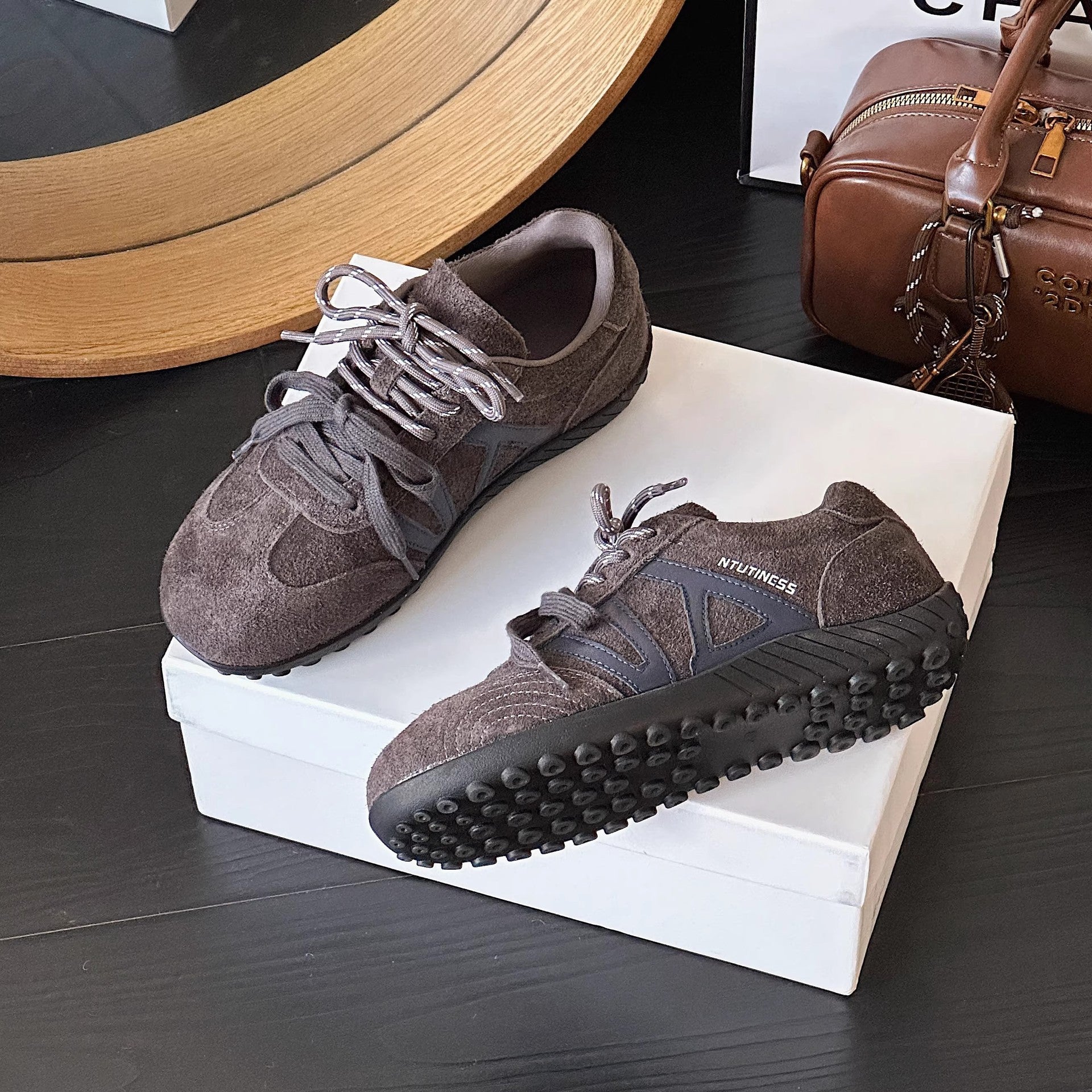 Damen Sportliche Sneakers mit atmungsaktiver Obermaterialkombination und rutschfester Laufsohle R&B