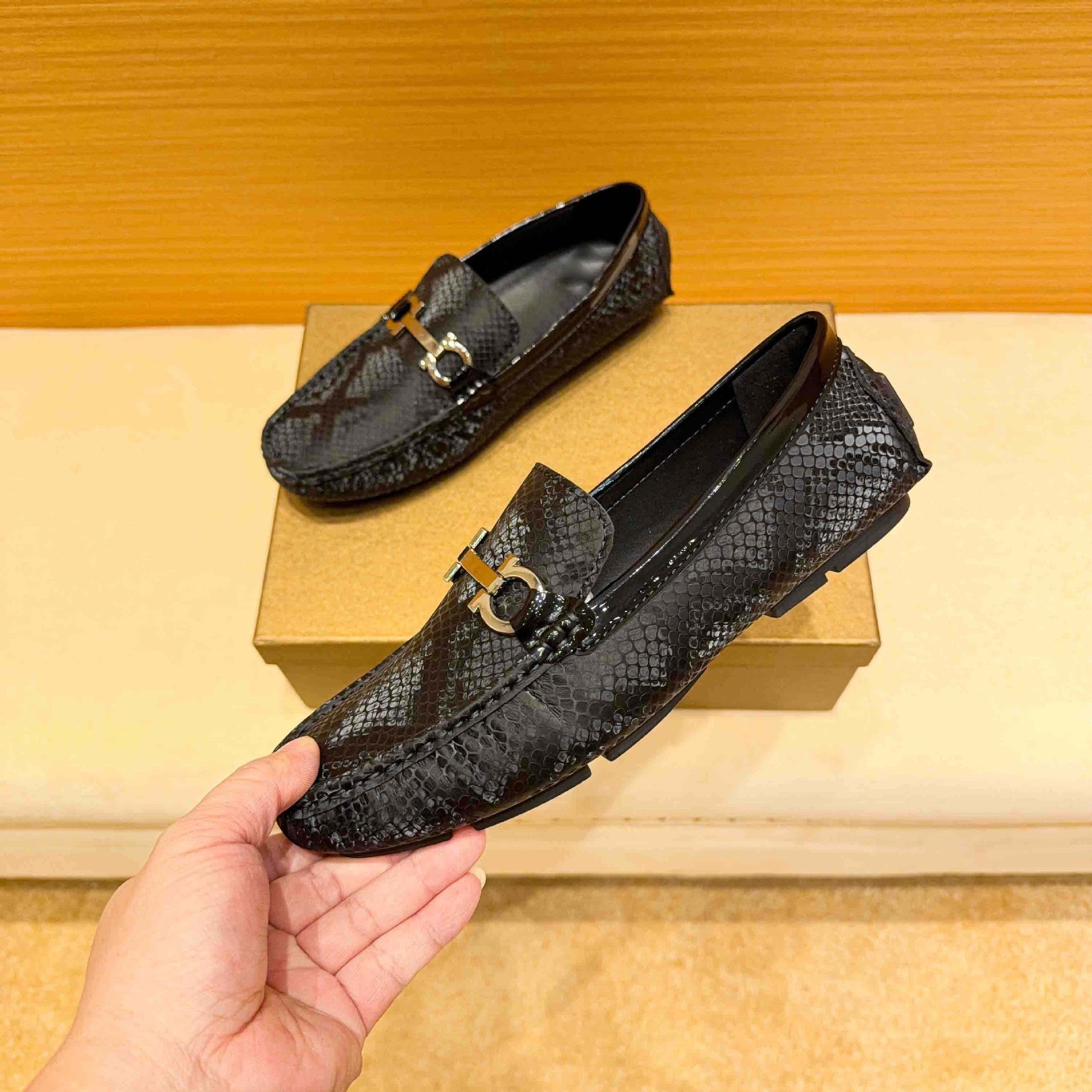 Herren Mokassin mit raffiniertem Schlangenleder-Design und elegantem Metallverschluss R&B