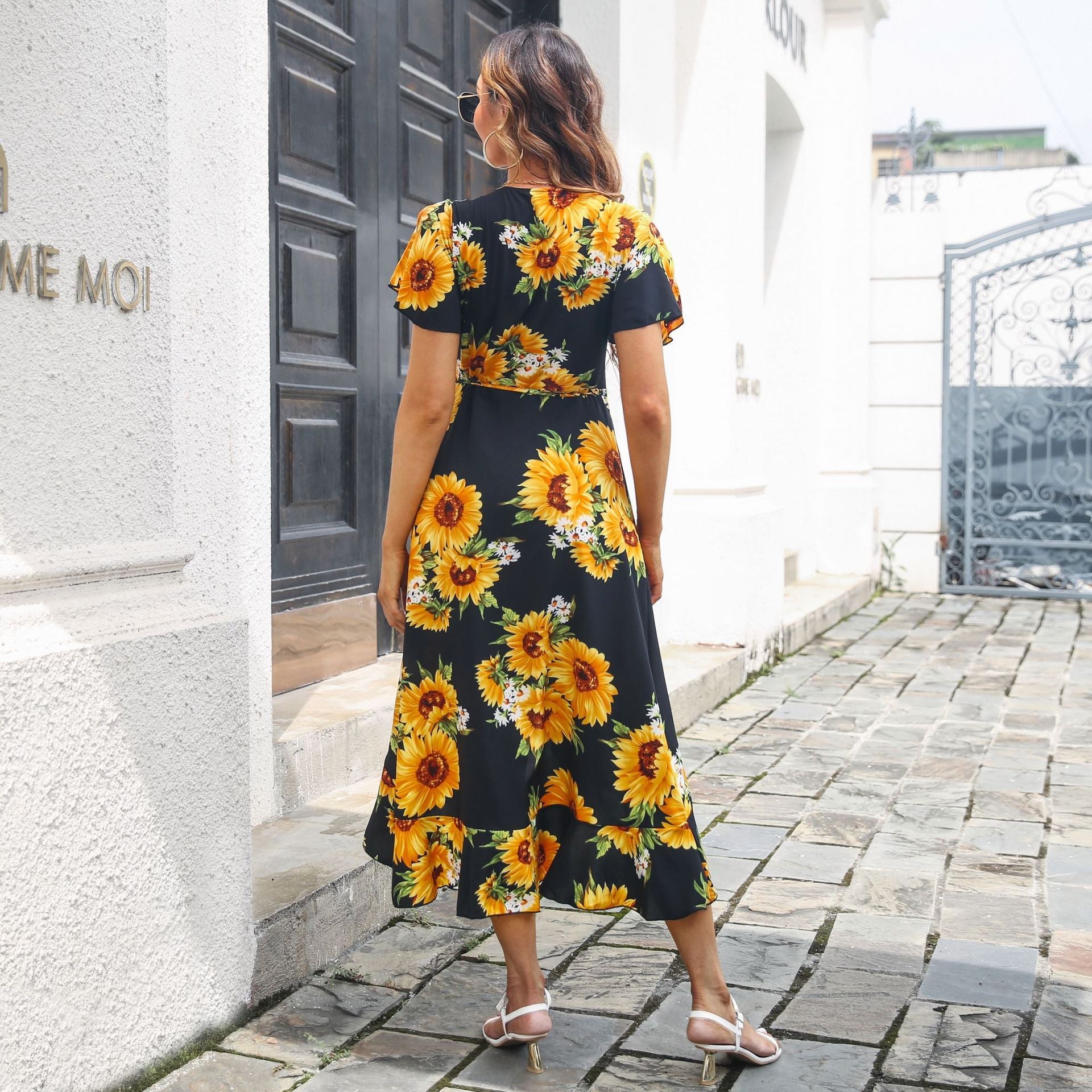 Damen Maxikleid mit elegantem V-Ausschnitt, einem schmeichelhaften Schnitt und leichten Rüschendetails R&B
