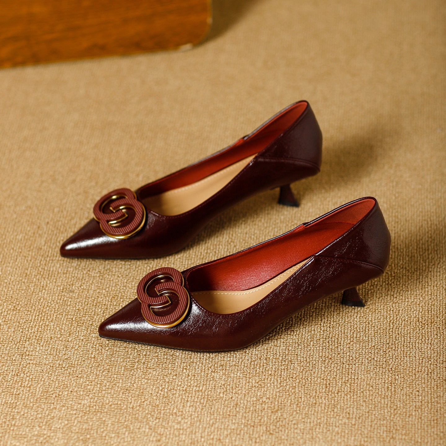 Damen stilvolle spitze Pumps mit dekorativem Schmuckelement