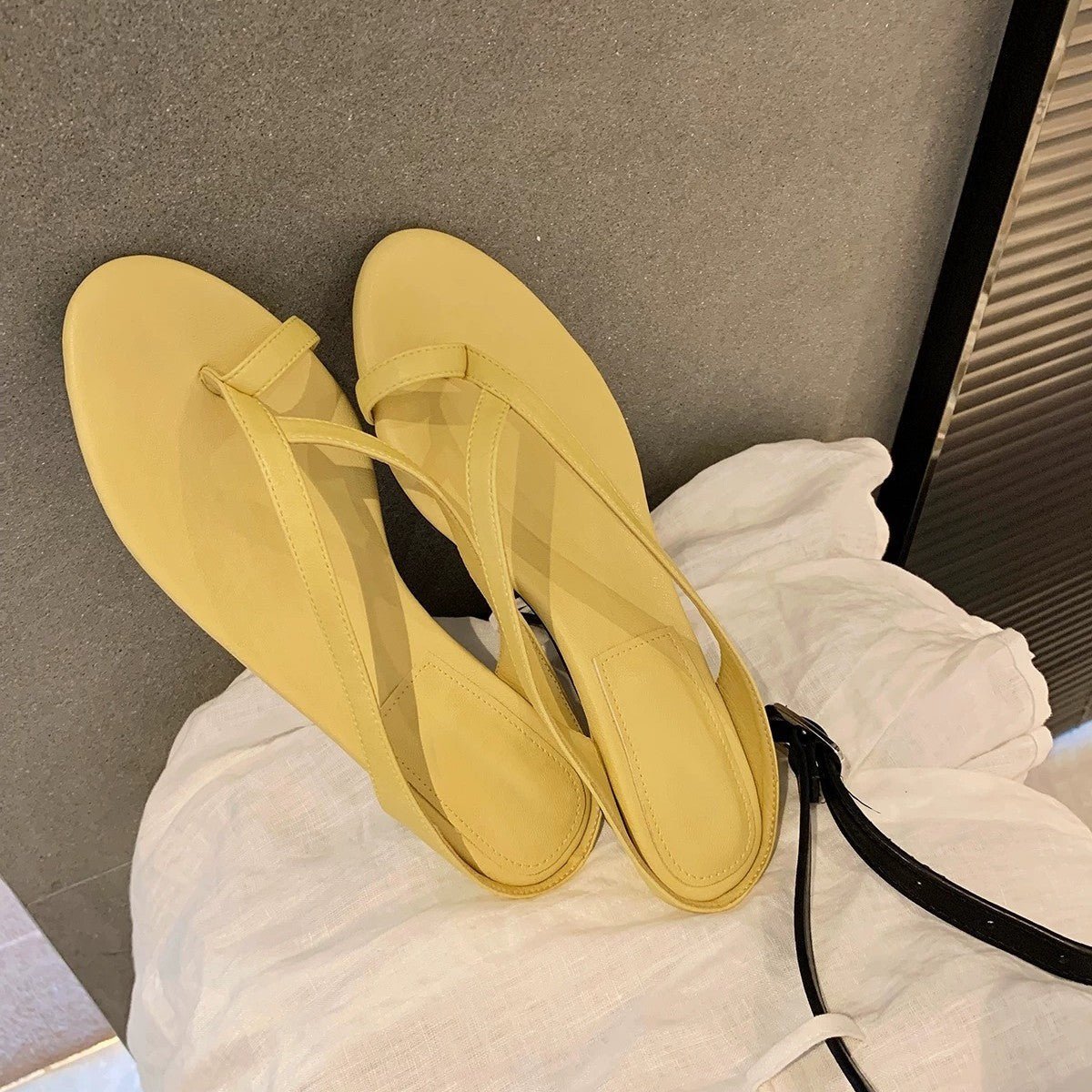 Damen Zehentrenner-Sandalen mit elegantem Riemendesign und flexiblem Fußbett R&B
