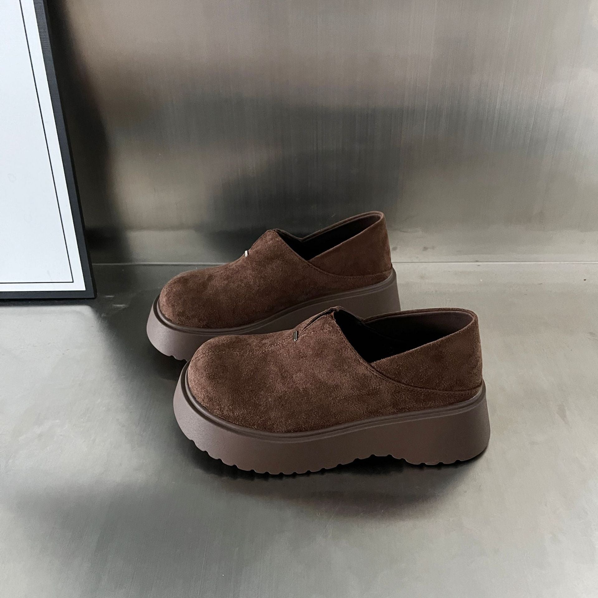 Damen elegante Slip-On Sneaker mit einem bequemen Plateau und hochwertiger Wildleder-Oberfläche R&B