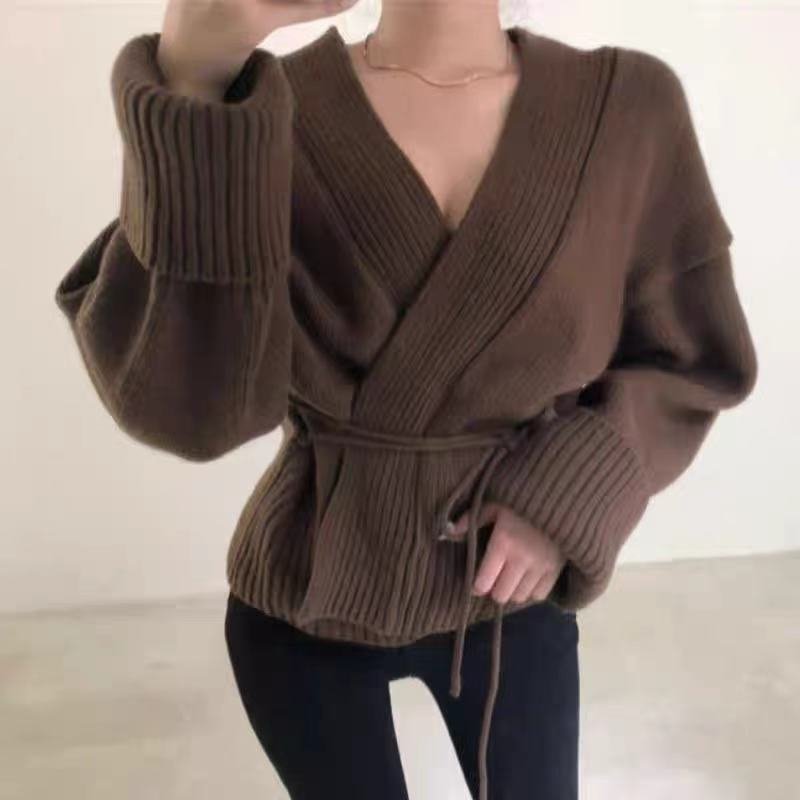Damen Wickelstrickjacke mit strukturiertem Design und breiten Ärmeln R&B