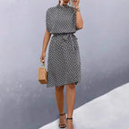 Damen Midikleid mit elegantem Bindegürtel und modischem Stehkragen R&B