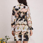 Damen Kurzärmeliges Kleid mit Bogenkragen und Bindegürtel R&B