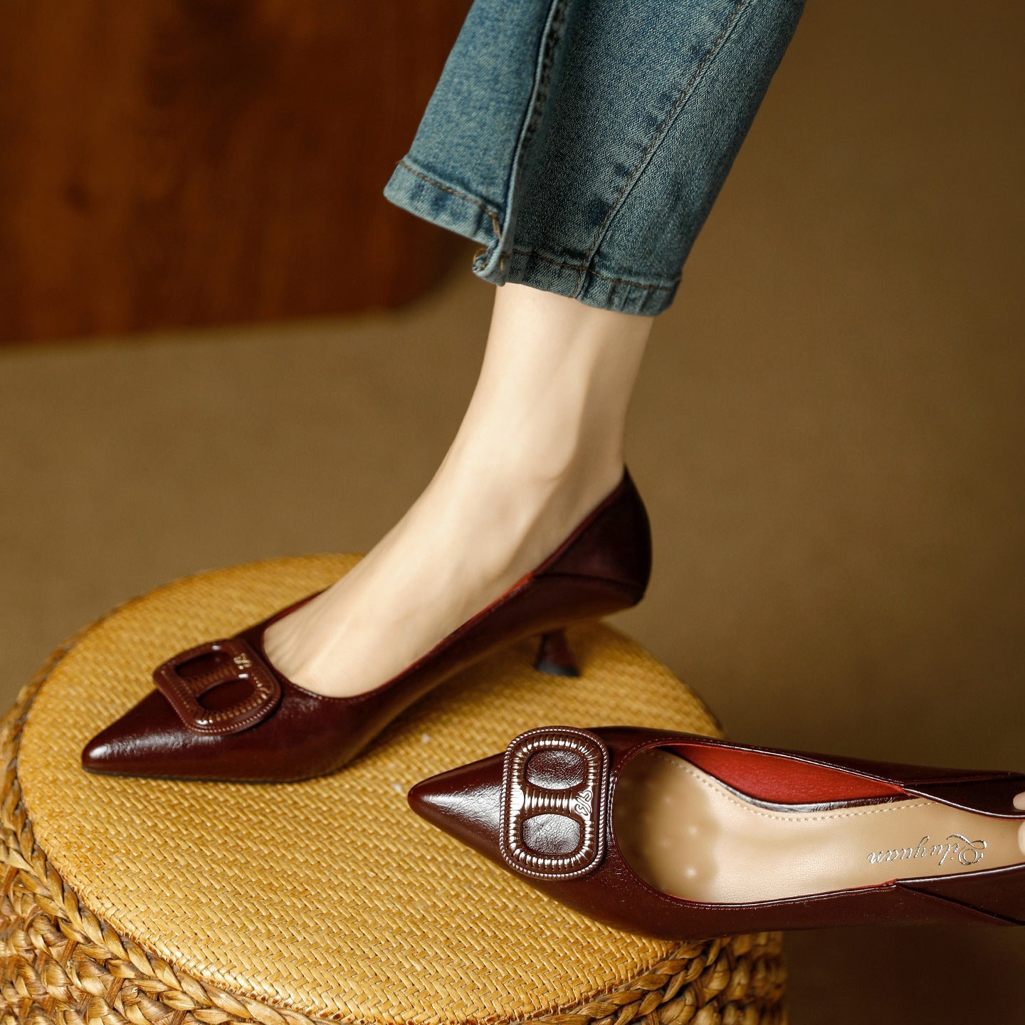 Damen elegante Blockabsatz-Pumps mit modischer Schnallenapplikation