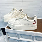 Damen Sneaker mit modischem Plateau und applikierter Kirschstickerei R&B