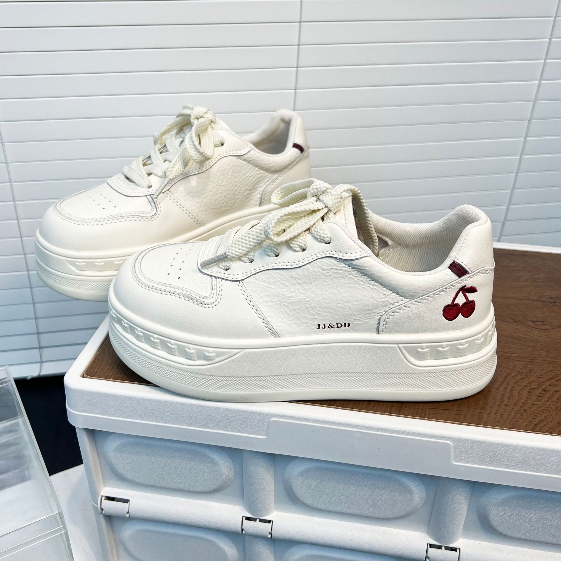 Damen Sneaker mit modischem Plateau und applikierter Kirschstickerei R&B