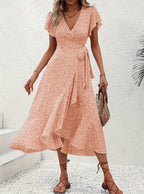 Kleid mit V-Ausschnitt und fließendem Saum