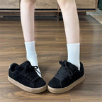 Damen Sneakers aus weichem Nubukleder mit rutschfester Gummisohle R&B