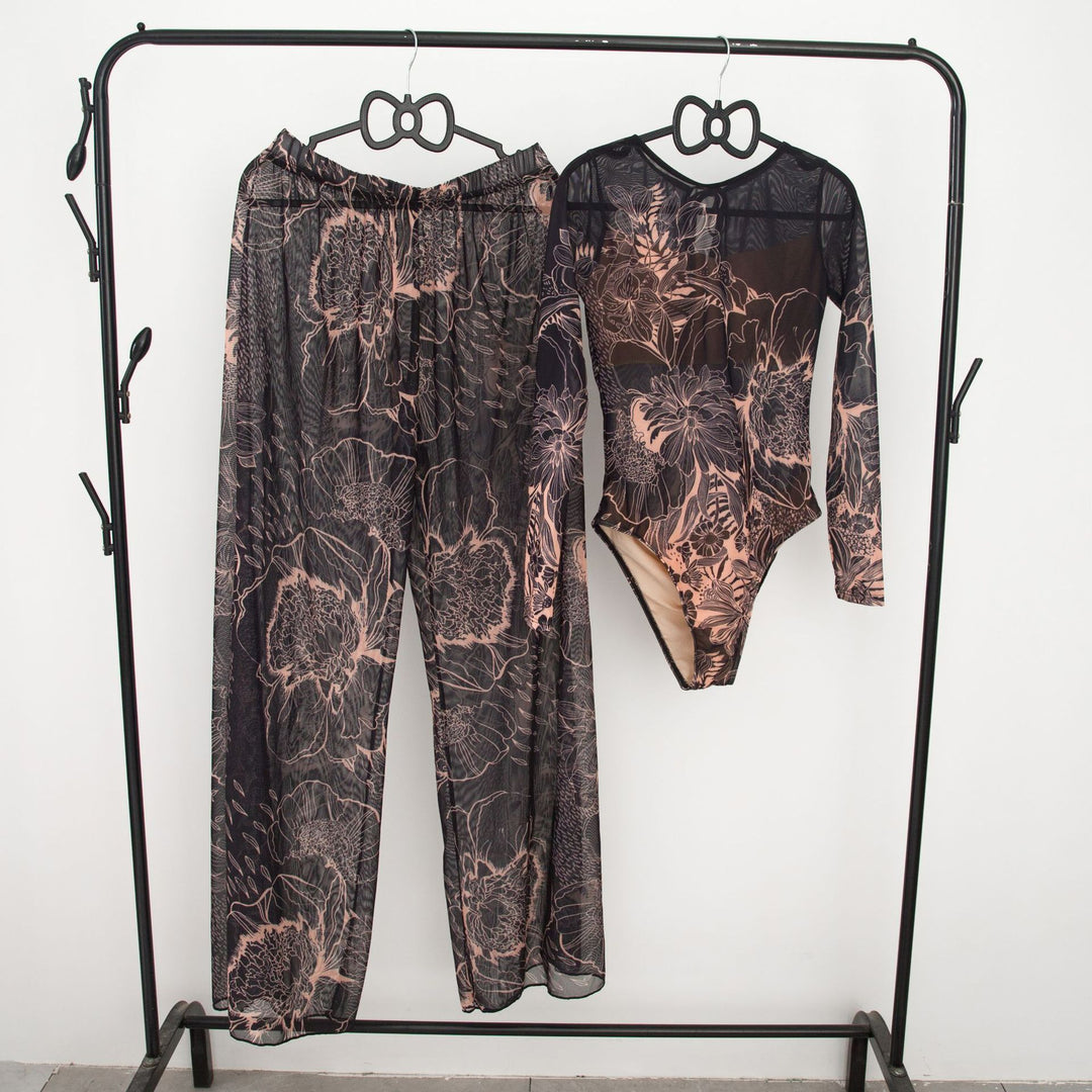 Damen modisches Badeoutfit mit langärmeligen Oberteil und lässigen Pants R&B
