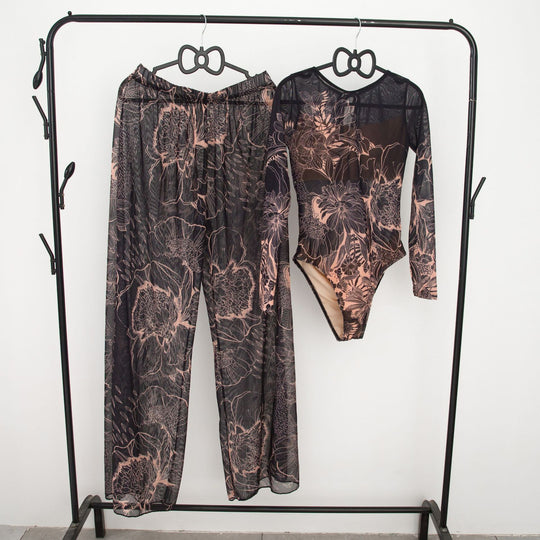Damen modisches Badeoutfit mit langärmeligen Oberteil und lässigen Pants R&B