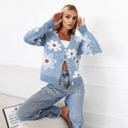 Damen Kuschelige Strickjacke mit Blumenmuster und dekorativen Knöpfen R&B