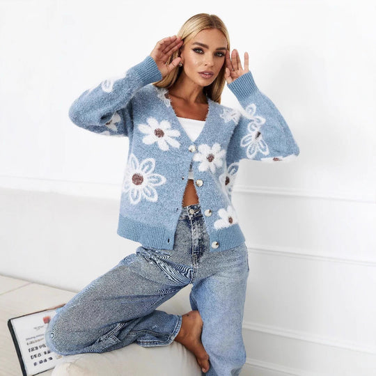 Damen Kuschelige Strickjacke mit Blumenmuster und dekorativen Knöpfen R&B