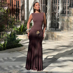 Damen elegantes bodenlanges Abendkleid mit raffinierten Fältchen und dekorativer Brosche R&B