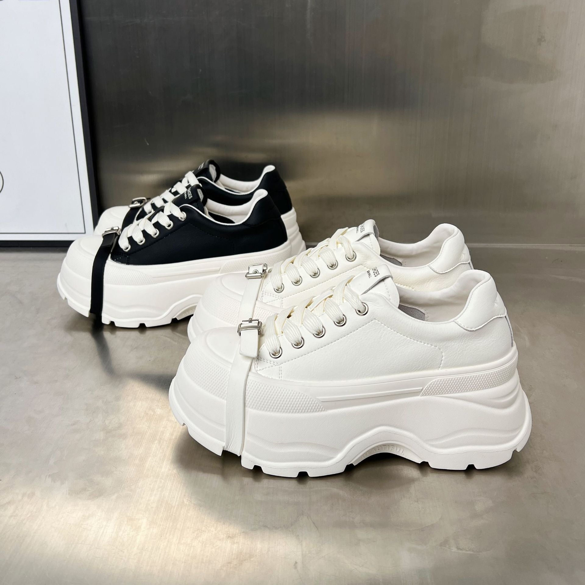 Damen Plateau-Sneaker im sportlichen Design mit verstellbarem Riemen R&B