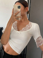 Damen Kurzarm-Bluse mit Spitzenärmel und dekorativem V-Ausschnitt R&B