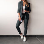 Damen elegantes und modernes Anzug-Set mit tailliertem Blazer und schmalen Hosen