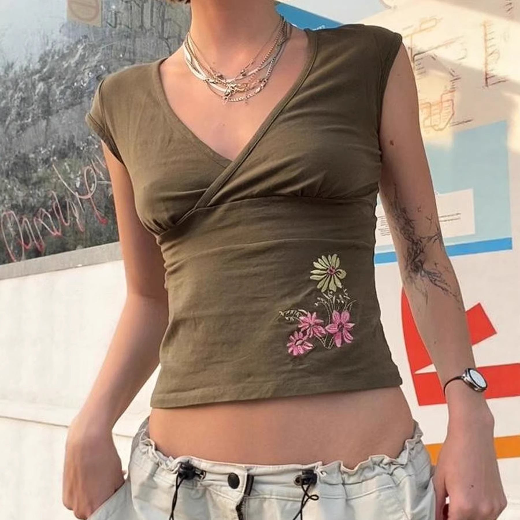 Damen figurbetontes Kurzarm-Shirt mit floralem Stickmuster R&B