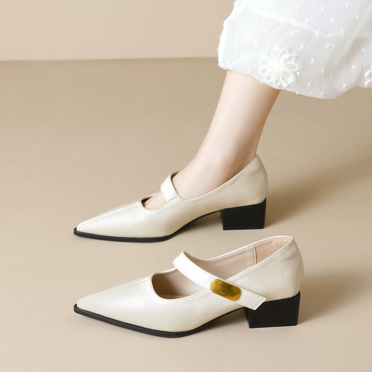 Damen modische Slingback-Pumps mit eleganter Riemenverzierung