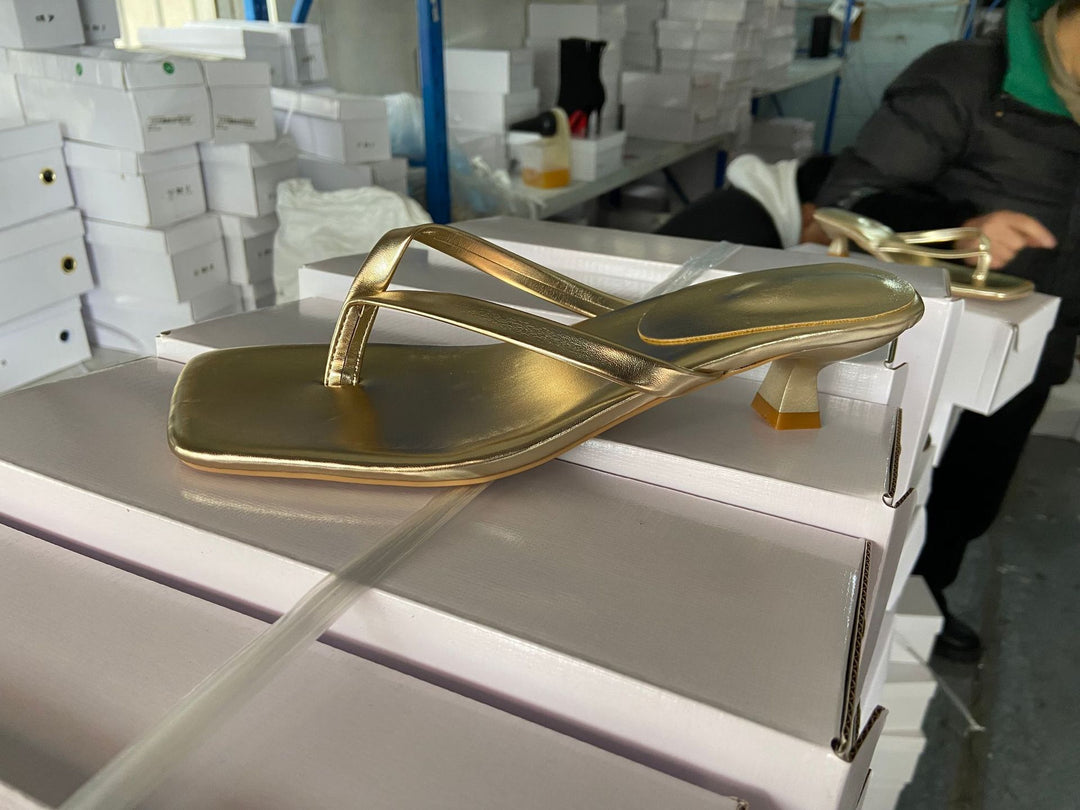 Damen Zehentrennersandalen mit elegantem Kreuzriemen-Design und bequemer Fußbettgestaltung R&B